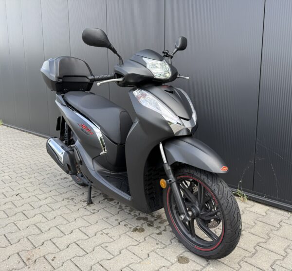 Honda SH 300i Motorscooter - 2020 - ABS - TC- Nieuwstaat - Image 3