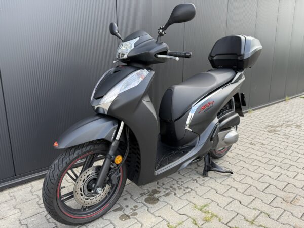 Honda SH 300i Motorscooter - 2020 - ABS - TC- Nieuwstaat - Image 8