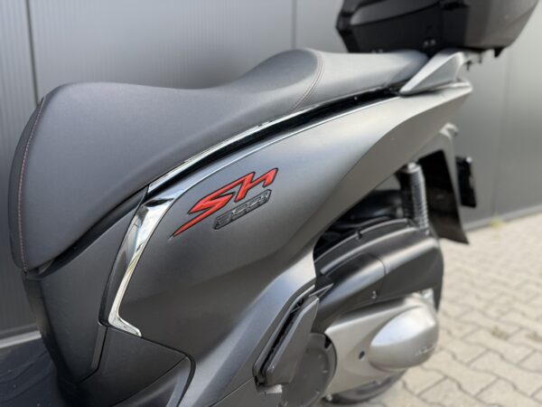 Honda SH 300i Motorscooter - 2020 - ABS - TC- Nieuwstaat - Image 11